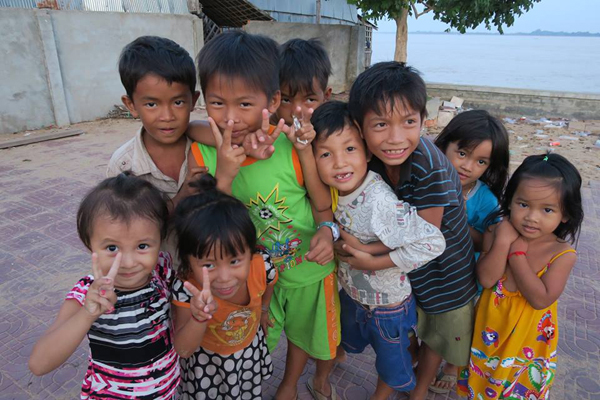 病院周辺地域の子どもたちと(カンボジア)