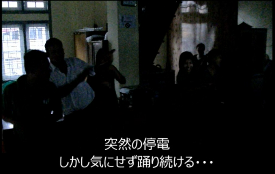 室内で練習中に停電が起きてもみんな踊り続けます